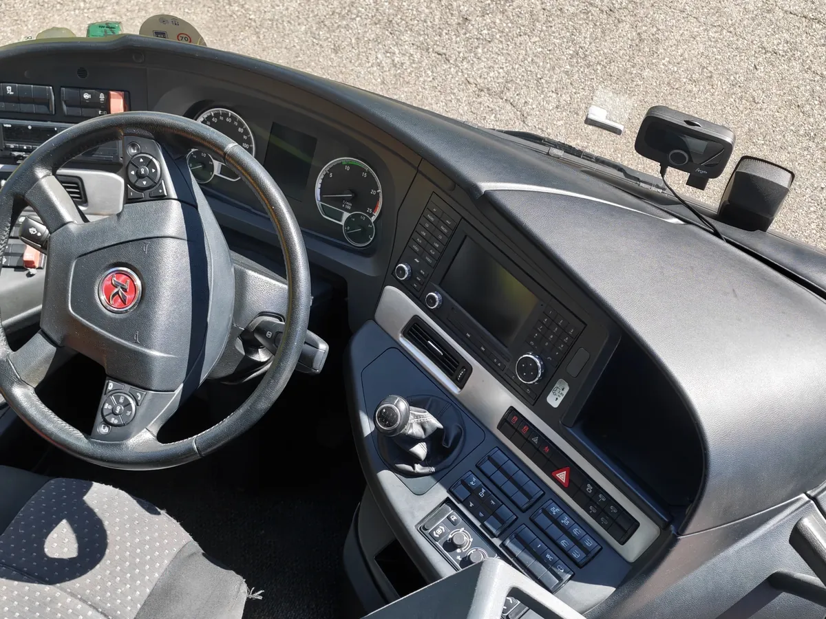 Poste de conduite et tableau de bord d’un autocar après nettoyage