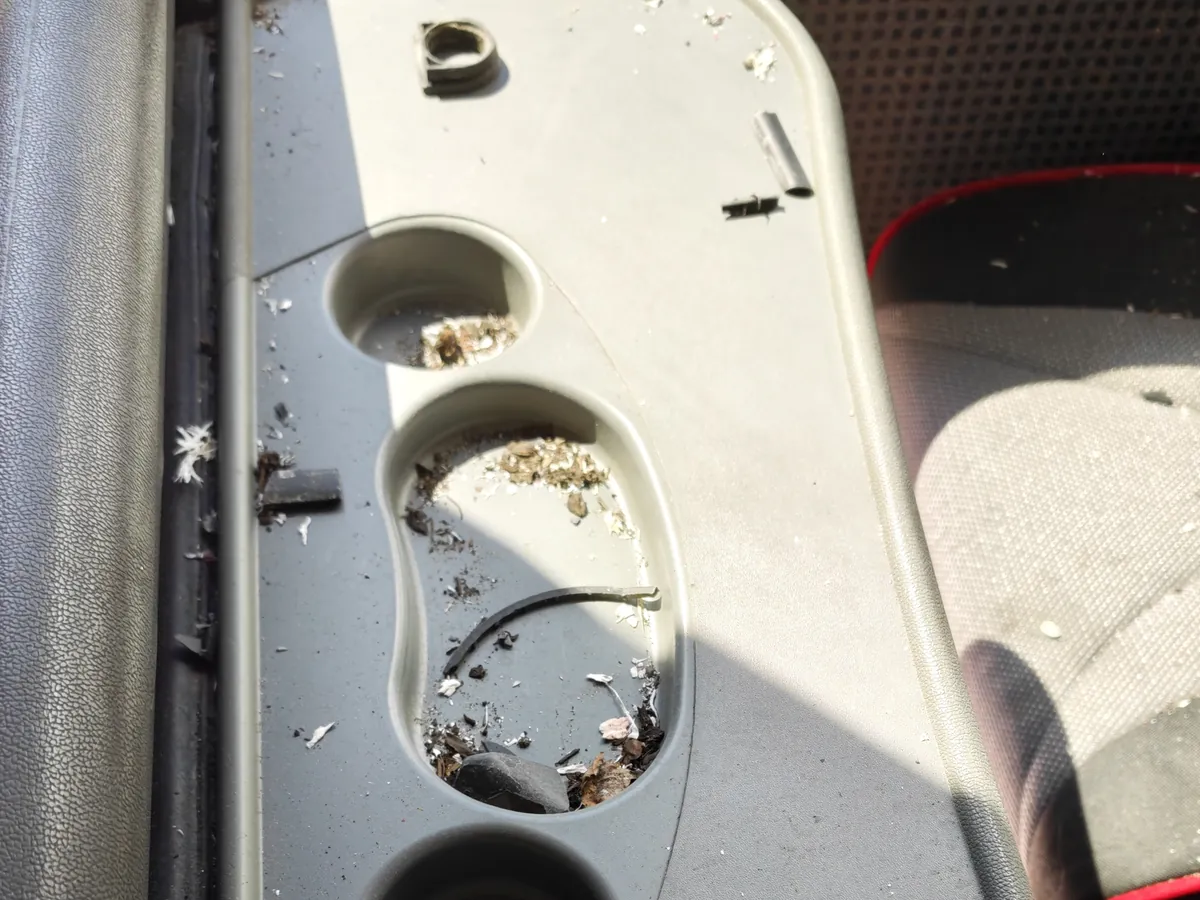 Tablette passager avec déchets dans les porte-gobelets