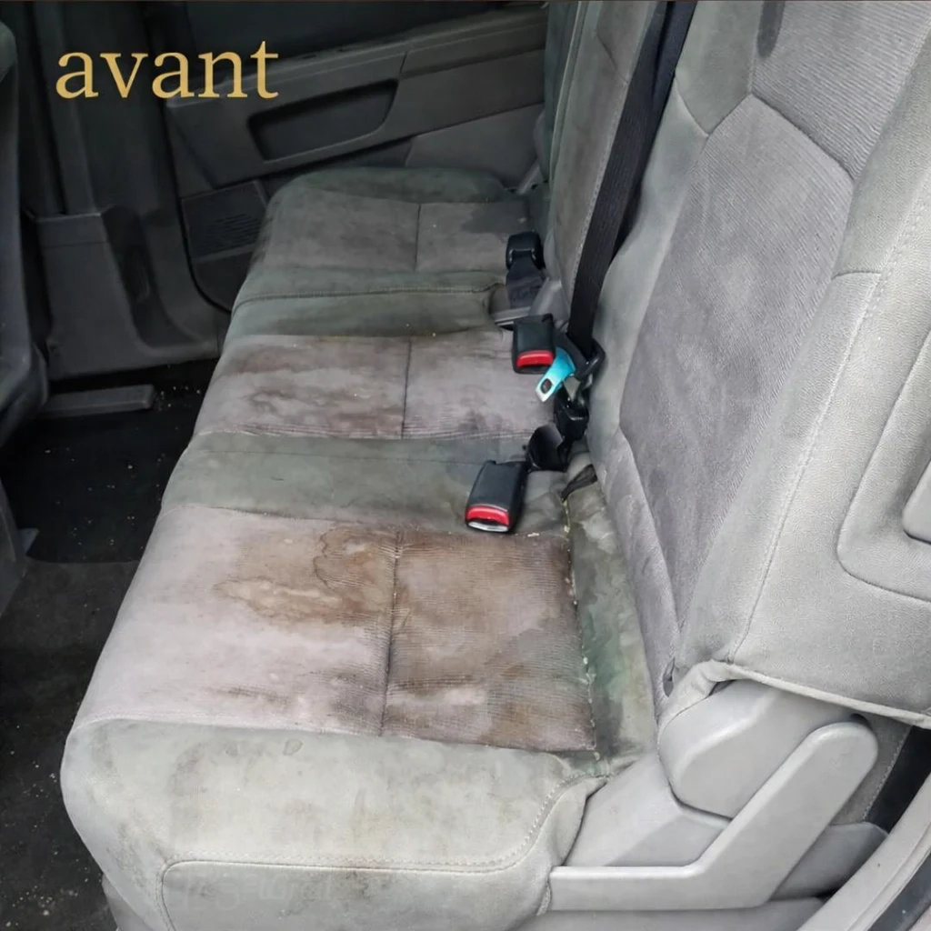 Banquette arrière en tissu tachée avant shampooing