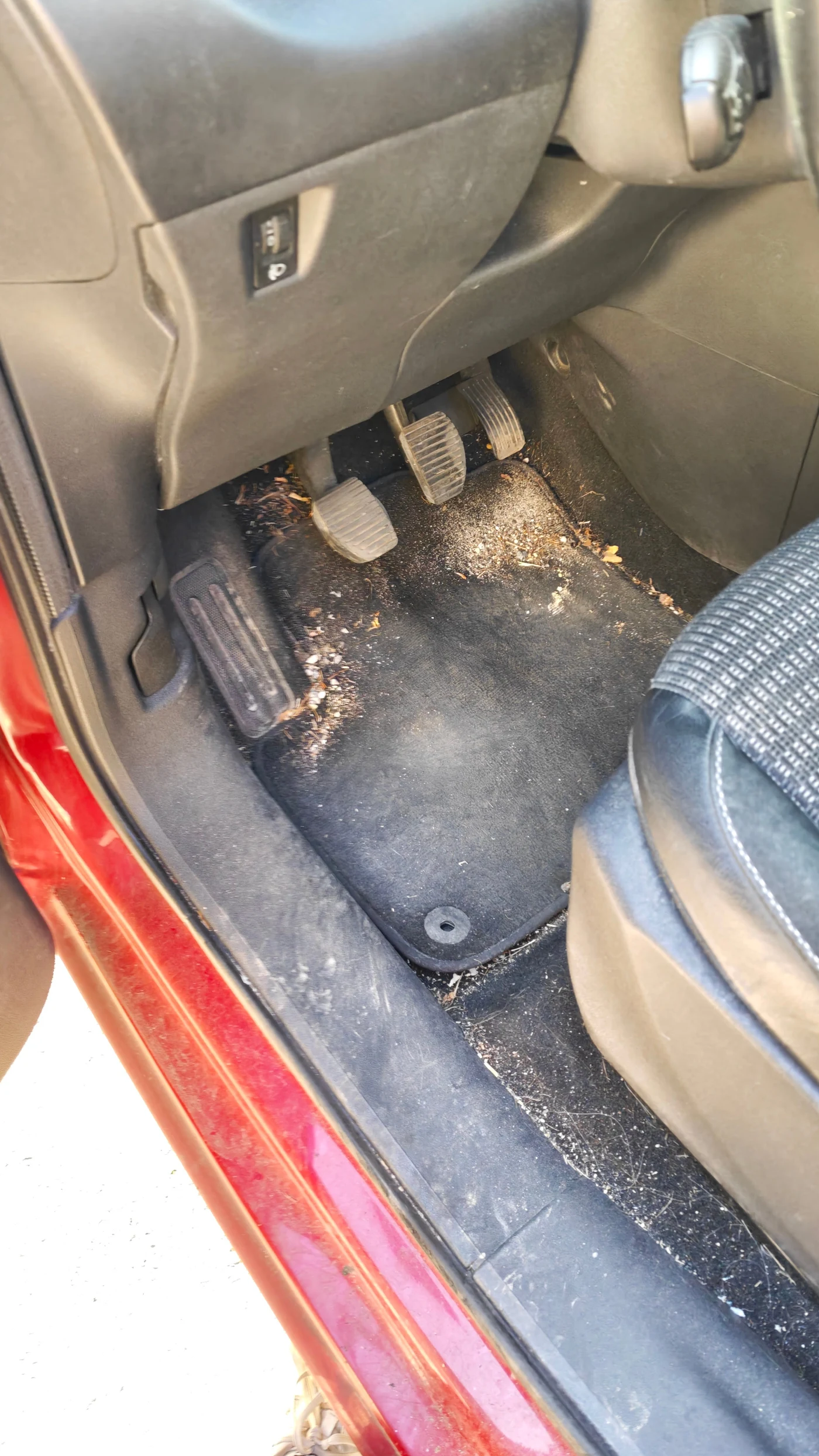 Avant nettoyage intérieur voiture à Grenoble