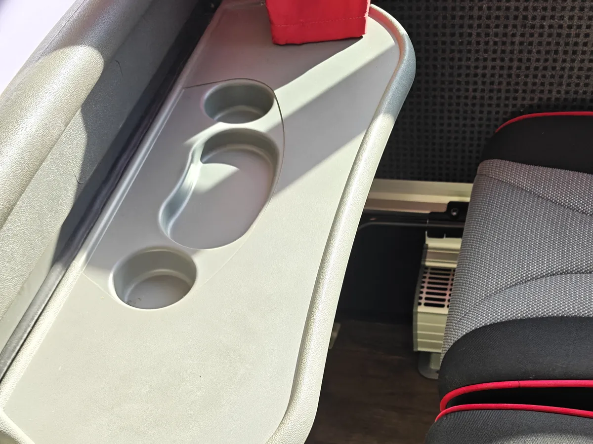 Tablette passager nettoyée et porte-gobelets vides