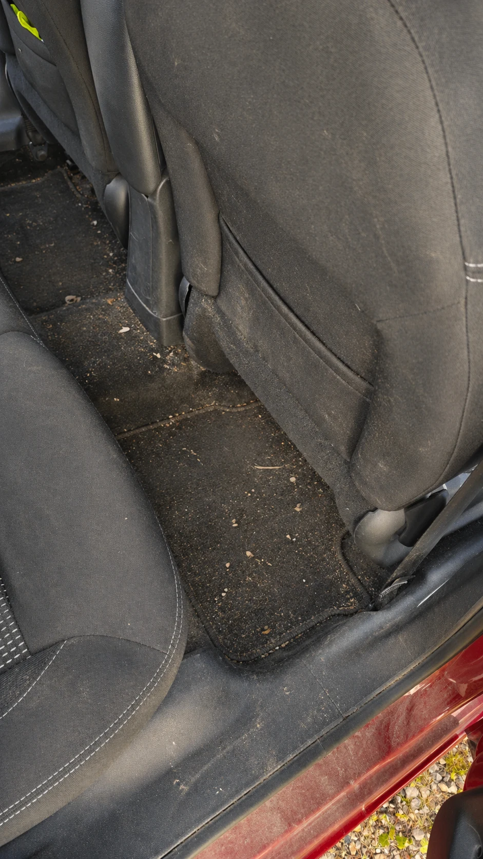 Avant nettoyage moquette voiture